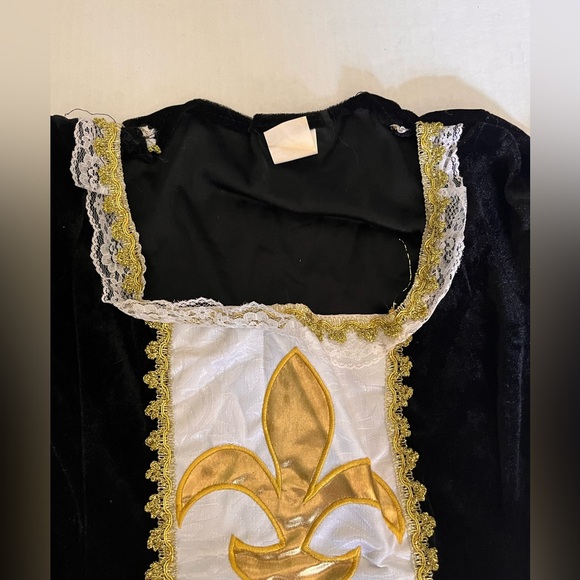 Sexy madam musketeer costume! Hat and boot cuffs included! - Picture 6 of 14